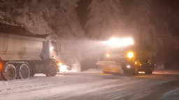 В 5 области в Западна България снегопочистващи машини обработват републиканската пътна мрежа. Шофирайте внимателно!